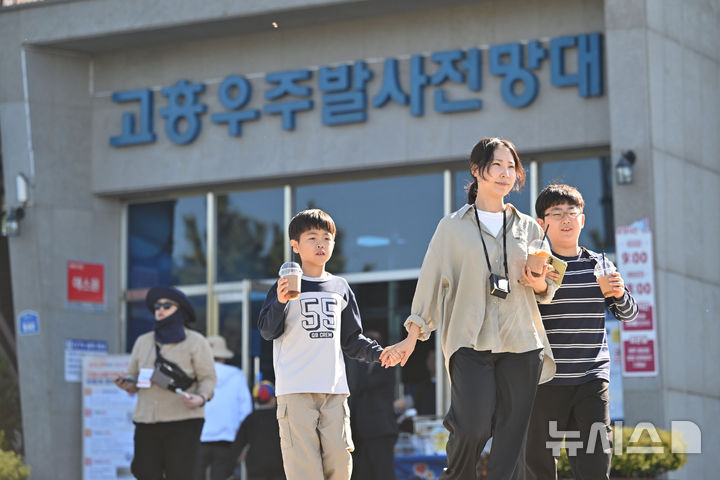 [전남광주=뉴시스] 이영주 기자 = 누리호 5차 발사를 앞둔 7일 오전 전남광주 고흥군 우주발사전망대에서 가족단위 방문객이 발걸음을 옮기고 있다. 2026.10.07. leeyj2578@newsis.com
