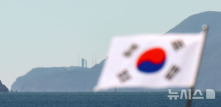 [고흥=뉴시스] 김선웅 기자 = 7일 전남광주통합특별시 고흥군 나로우주센터에서 한국형발사체 누리호가 5차 발사를 앞두고 발사대에 기립·고정돼있다. 2026.10.07. mangusta@newsis.com