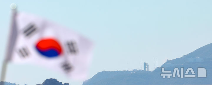 [고흥=뉴시스] 김선웅 기자 = 7일 전남광주통합특별시 고흥군 나로우주센터에서 한국형발사체 누리호가 5차 발사를 앞두고 발사대에 기립·고정돼있다. 2026.10.07. mangusta@newsis.com