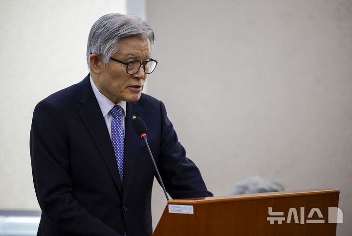[서울=뉴시스] 정병혁 기자 = 최동석 인사혁신처장이 7일 서울 여의도 국회에서 열린 행정안전위원회의 중앙선관위 등에 대한 국정감사에서 인사말을 하고 있다. 2026.10.07. jhope@newsis.com