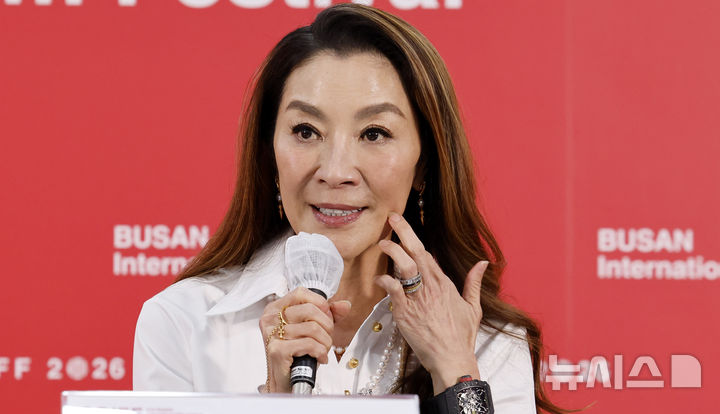 [부산=뉴시스] 김혜진 기자 = 배우 양쯔충이 7일 부산 해운대구 영화의전당 비프힐에서 열린 제31회 부산국제영화제 갈라 프레젠테이션 '우리 할머니는 큐브왕' 공식 기자회견에서 인사말을 하고 있다. 2026.10.07. jini@newsis.com