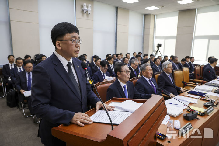 [서울=뉴시스] 정병혁 기자 = 강동완 중앙선거관리위원회 사무총장 직무대리가 7일 서울 여의도 국회에서 열린 행정안전위원회의 중앙선관위 등에 대한 국정감사에서 인사말을 하고 있다. 2026.10.07. jhope@newsis.com
