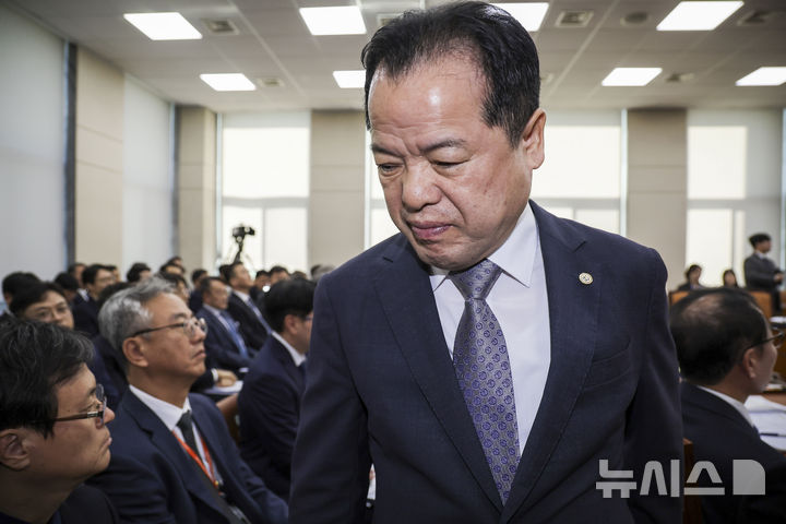 [서울=뉴시스] 정병혁 기자 = 위철환 중앙선거관리위원장 직무대행이 7일 서울 여의도 국회에서 열린 행정안전위원회의 중앙선관위 등에 대한 국정감사에서 이석하고 있다. 2026.10.07. jhope@newsis.com
