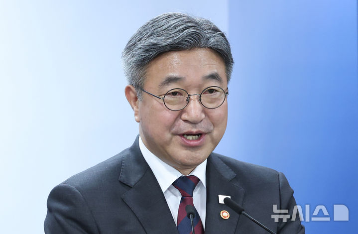 [서울=뉴시스] 조수정 기자 = 윤호중 행정안전부 장관이 7일 오전 서울 종로구 정부서울청사에서 인구감소지역 재지정·고시 관련 브리핑을 하고 있다. 2026.10.07. chocrystal@newsis.com