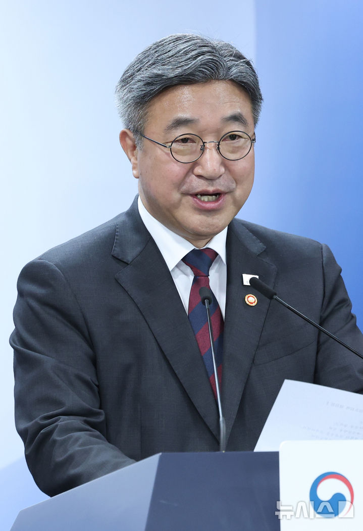 [서울=뉴시스] 조수정 기자 = 윤호중 행정안전부 장관이 7일 오전 서울 종로구 정부서울청사에서 인구감소지역 재지정·고시 관련 브리핑을 하고 있다. 2026.10.07. chocrystal@newsis.com