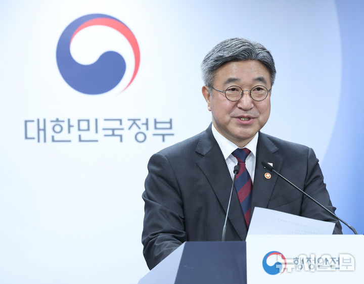 [서울=뉴시스] 조수정 기자 = 윤호중 행정안전부 장관이 7일 오전 서울 종로구 정부서울청사에서 인구감소지역 재지정·고시 관련 브리핑을 하고 있다. 2026.10.07. chocrystal@newsis.com