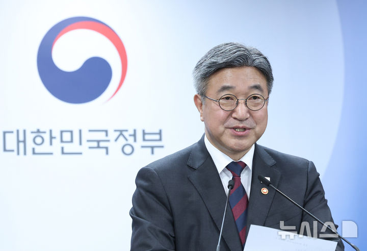 [서울=뉴시스] 조수정 기자 = 윤호중 행정안전부 장관이 7일 오전 서울 종로구 정부서울청사에서 인구감소지역 재지정·고시 관련 브리핑을 하고 있다. 2026.10.07. chocrystal@newsis.com