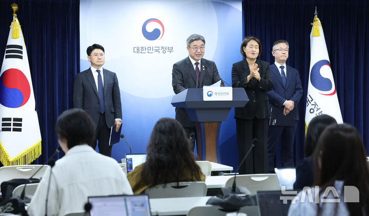 [서울=뉴시스] 조수정 기자 = 윤호중 행정안전부 장관이 7일 오전 서울 종로구 정부서울청사에서 인구감소지역 재지정·고시 관련 브리핑을 하고 있다. 2026.10.07. chocrystal@newsis.com
