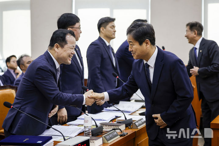 [서울=뉴시스] 정병혁 기자 = 위철환 중앙선거관리위원장 직무대행을 비롯한 피감기관 증인들이 7일 서울 여의도 국회에서 열린 행정안전위원회의 중앙선관위 등에 대한 국정감사에서 의원들과 인사를 나누고 있다. 2026.10.07. jhope@newsis.com