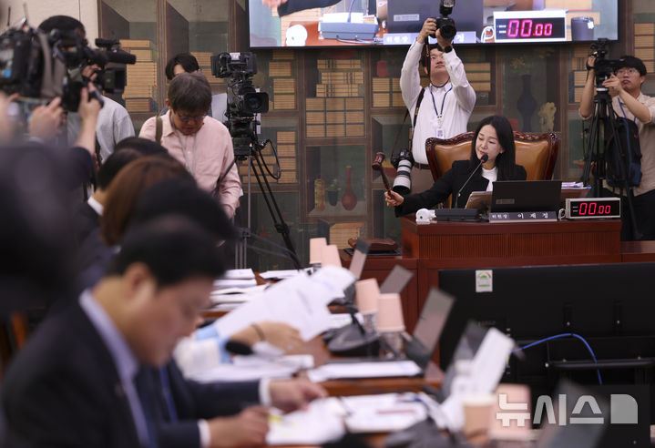 [서울=뉴시스] 김근수 기자 = 이재정 국회 문화체육관광 위원장이 7일 오전 서울 여의도 국회에서 열린 국회 문화체육관광위원회의 문화체육관광부 국정감사에서 의사봉을 두드리고 있다. 2026.10.07. ks@newsis.com