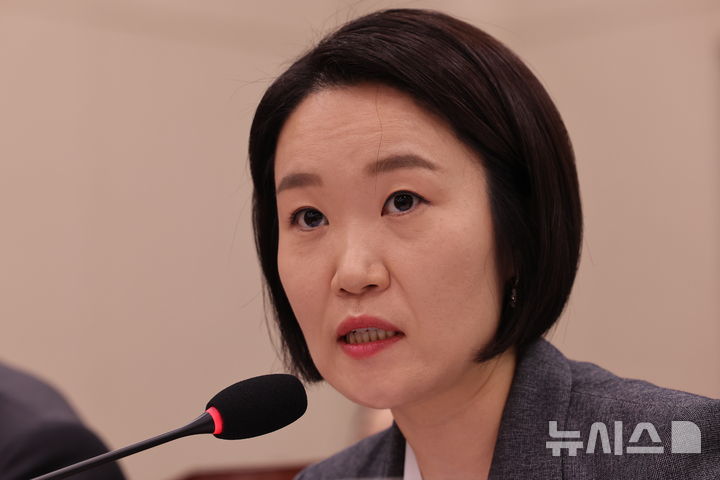 [서울=뉴시스] 최진석 기자 = 이소영 중소벤처기업부 장관이 7일 여의도 국회에서 열린 산업통상자원중소벤처기업위원회의 중소벤처기업부 국정감사에 출석해 의원 질의에 답변하고 있다. 2026.10.07. myjs@newsis.com