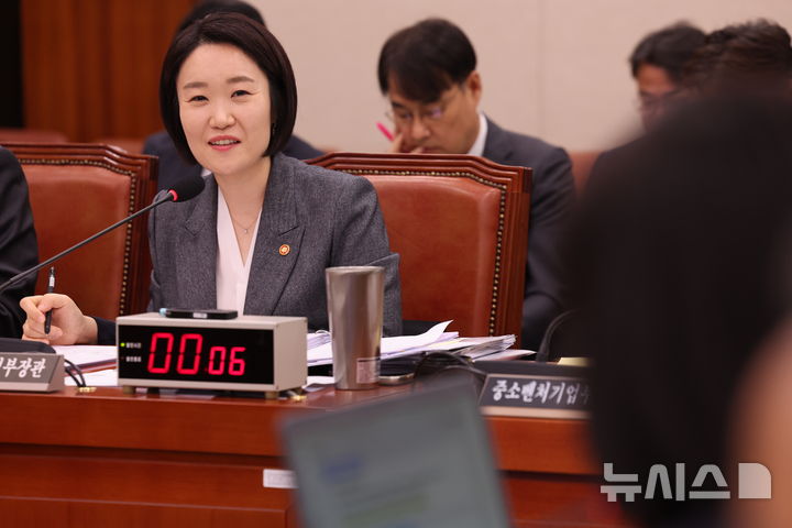 [서울=뉴시스] 최진석 기자 = 이소영 중소벤처기업부 장관이 7일 여의도 국회에서 열린 산업통상자원중소벤처기업위원회의 중소벤처기업부 국정감사에 출석해 의원 질의에 답변하고 있다. 2026.10.07. myjs@newsis.com
