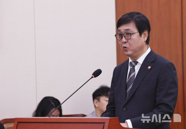 [서울=뉴시스] 김근수 기자 = 최휘영 문화체육관광부 장관이 7일 오전 서울 여의도 국회에서 열린 국회 문화체육관광위원회의 문화체육관광부 국정감사에 출석해 업무보고하고 있다. 2026.10.07. ks@newsis.com