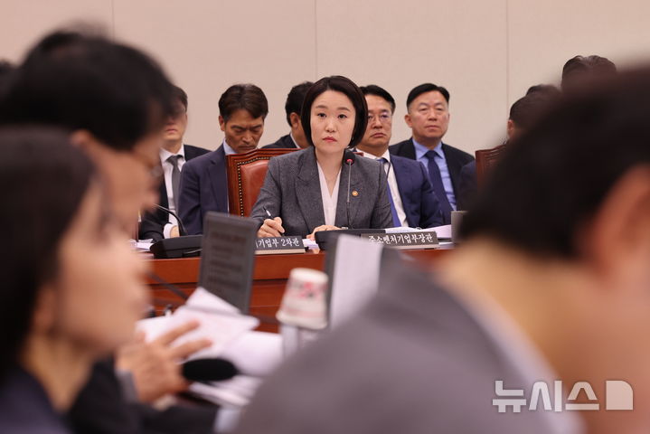 [서울=뉴시스] 최진석 기자 = 이소영 중소벤처기업부 장관이 7일 여의도 국회에서 열린 산업통상자원중소벤처기업위원회의 중소벤처기업부 국정감사에 출석해 의원 질의를 듣고 있다. 2026.10.07. myjs@newsis.com