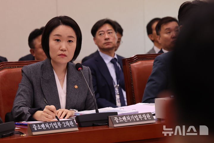 [서울=뉴시스] 최진석 기자 = 이소영 중소벤처기업부 장관이 7일 여의도 국회에서 열린 산업통상자원중소벤처기업위원회의 중소벤처기업부 국정감사에 출석해 의원 질의를 듣고 있다. 2026.10.07. myjs@newsis.com
