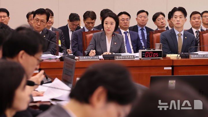 [서울=뉴시스] 최진석 기자 = 이소영 중소벤처기업부 장관이 7일 여의도 국회에서 열린 산업통상자원중소벤처기업위원회의 중소벤처기업부 국정감사에 출석해 의원 질의를 듣고 있다. 2026.10.07. myjs@newsis.com