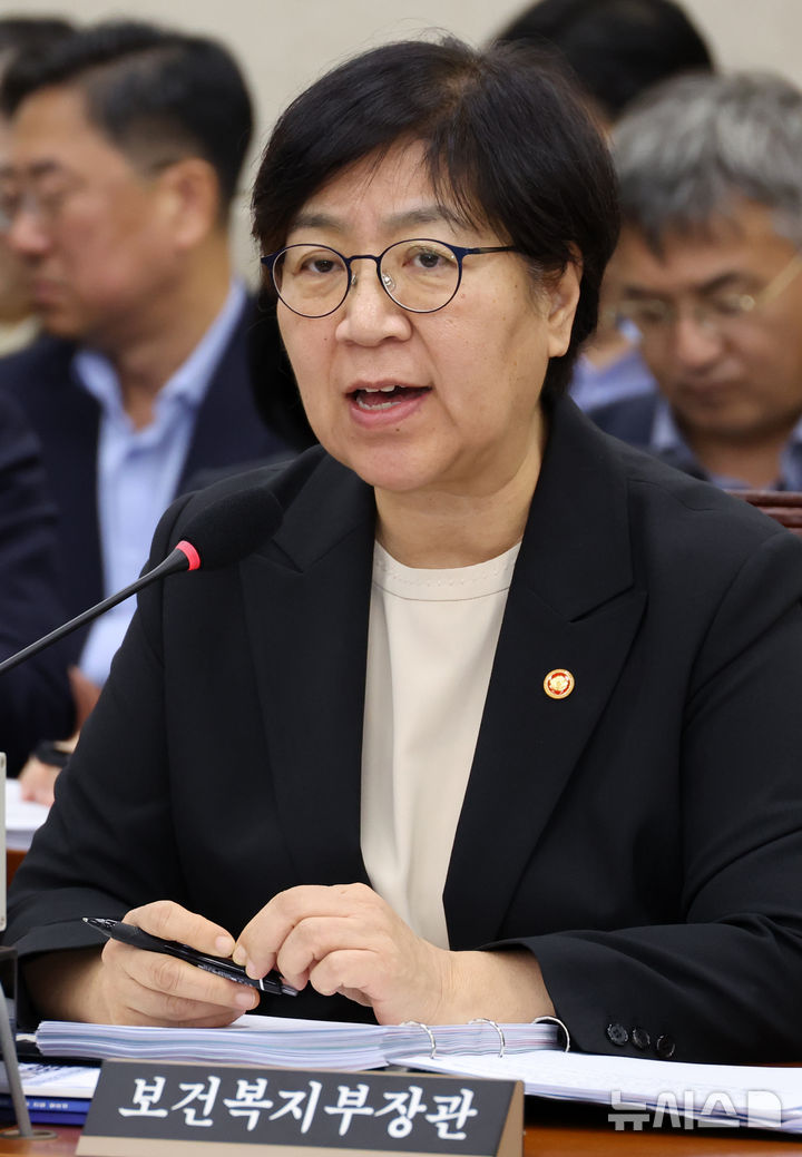 [서울=뉴시스] 조성우 기자 = 정은경 보건복지부 장관이 7일 서울 여의도 국회에서 열린 보건복지위원회의 보건복지부와 질병관리청에 대한 국정감사에서 의원 질의에 답변하고 있다. 2026.10.07. xconfind@newsis.com