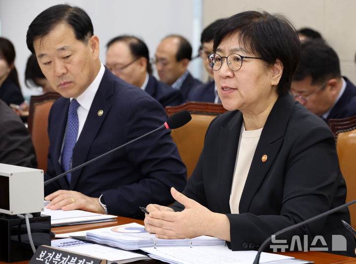 [서울=뉴시스] 조성우 기자 = 정은경 보건복지부 장관이 7일 서울 여의도 국회에서 열린 보건복지위원회의 보건복지부와 질병관리청에 대한 국정감사에서 의원 질의에 답변하고 있다. 2026.10.07. xconfind@newsis.com