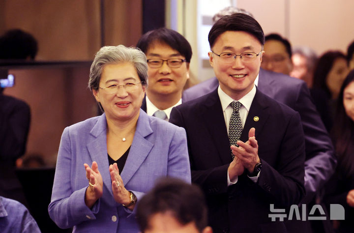 [서울=뉴시스] 박영태 기자 = 류제명 과학기술정보통신부 2차관과 리사 수 AMD회장이 7일 오전 서울 종로구 포시즌스호텔 서울에서 AI반도체 기업 라운드테이블에 함께 입장하고 있다. 2026.10.07. since1999@newsis.com