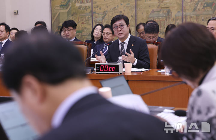 [서울=뉴시스] 김근수 기자 = 최휘영 문화체육관광부 장관이 7일 오전 서울 여의도 국회에서 열린 국회 문화체육관광위원회의 문화체육관광부 국정감사에 출석해 질의에 답하고 있다. 2026.10.07. ks@newsis.com