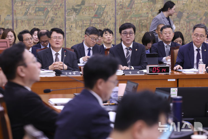[서울=뉴시스] 김근수 기자 = 최휘영 문화체육관광부 장관이 7일 오전 서울 여의도 국회에서 열린 국회 문화체육관광위원회의 문화체육관광부 국정감사에 출석해 질의에 답하고 있다. 2026.10.07. ks@newsis.com