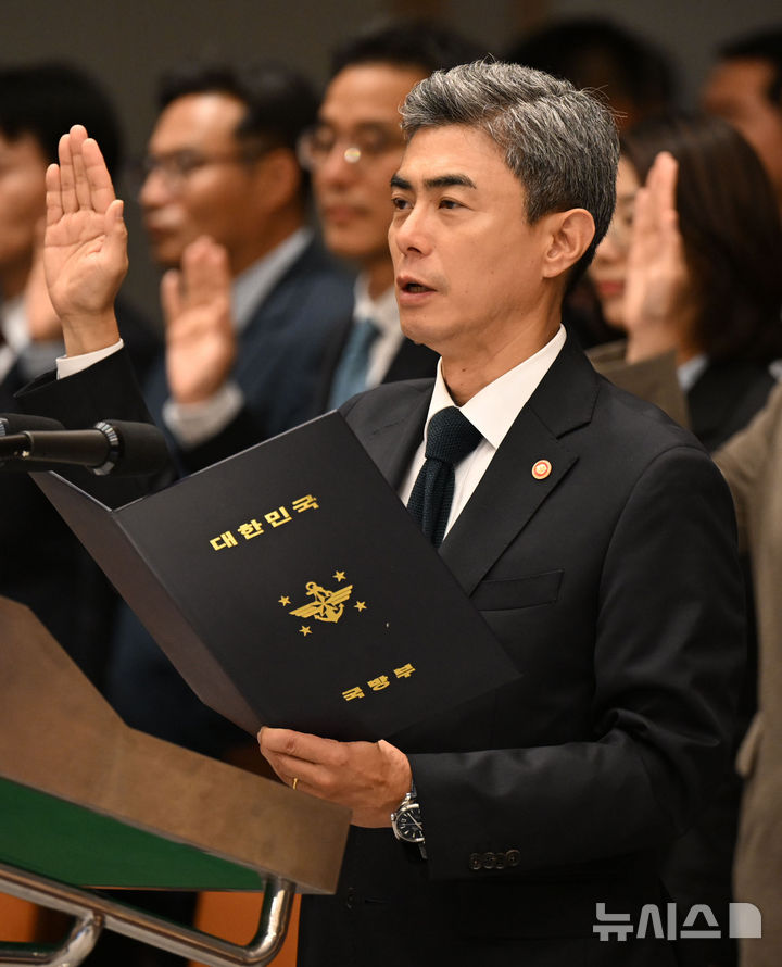 [서울=뉴시스] 국회사진기자단 = 강신철 국방부 장관이 7일 서울 용산구 국방부에서 열린 국회 국방위원회 국정감사에서 선서를 하고 있다. 2026.10.07. photo@newsis.com