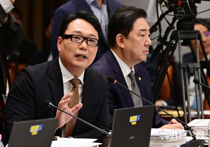 [서울=뉴시스] 국회사진기자단 = 천하람 개혁신당의원이 7일 서울 용산구 국방부에서 열린 국회 국방위원회의 국방부에 대한 국정감사에서 의사진행 발언을 하고 있다. 2026.10.07. photo@newsis.com