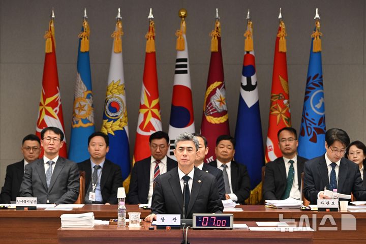 [서울=뉴시스] 국회사진기자단 = 강신철 국방부 장관이 7일 서울 용산구 국방부에서 열린 국회 국방위원회의 국방부에 대한 국정감사에 출석해 있다. 2026.10.07. photo@newsis.com