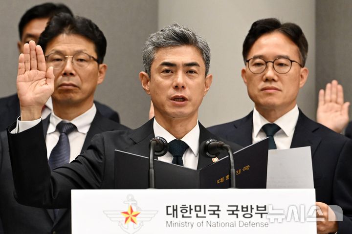 [서울=뉴시스] 국회사진기자단 = 강신철 국방부 장관이 7일 서울 용산구 국방부에서 열린 국회 국방위원회의 국방부에 대한 국정감사에 출석해 선서를 하고 있다. 2026.10.07. photo@newsis.com