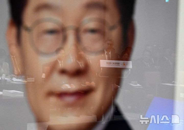 [서울=뉴시스] 국회사진기자단 = 강신철 국방부 장관이 7일 서울 용산구 국방부에서 열린 국회 국방위원회의 국방부에 대한 국정감사에 출석해 업무보고를 하고 있다. 2026.10.07. photo@newsis.com