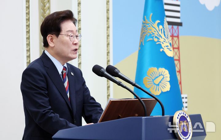 [서울=뉴시스] 김진아 기자 = 이재명 대통령이 7일 청와대 영빈관에서 열린 재일본대한민국민단 창단 80주년 기념 간담회에서 환영사를 하고 있다. 2026.10.07. bluesoda@newsis.com