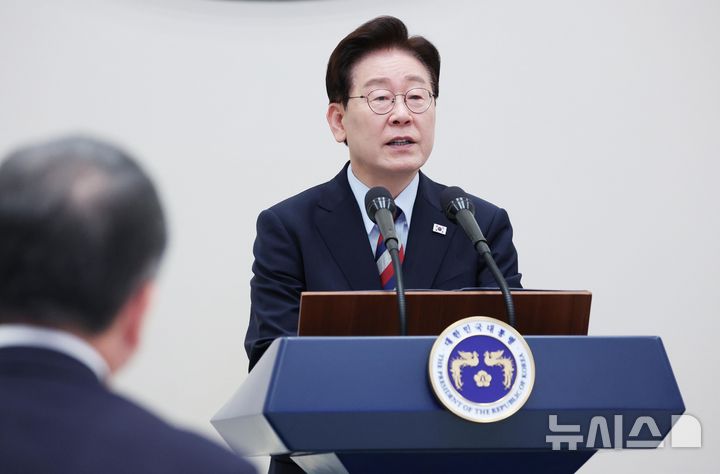 [서울=뉴시스] 김진아 기자 = 이재명 대통령이 7일 청와대 영빈관에서 열린 재일본대한민국민단 창단 80주년 기념 간담회에서 환영사를 하고 있다. 2026.10.07. bluesoda@newsis.com