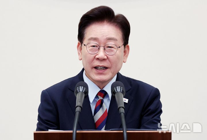 [서울=뉴시스] 김진아 기자 = 이재명 대통령이 7일 청와대 영빈관에서 열린 재일본대한민국민단 창단 80주년 기념 간담회에서 환영사를 하고 있다. 2026.10.07. bluesoda@newsis.com
