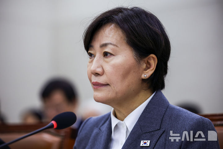 [서울=뉴시스] 정병혁 기자 = 송미령 농림축산식품부 장관이 7일 서울 여의도 국회에서 열린 국회 농림축산식품해양수산위원회의 농림축산식품부 등의 국정감사에서 질문에 답하고 있다. 2026.10.07. jhope@newsis.com
