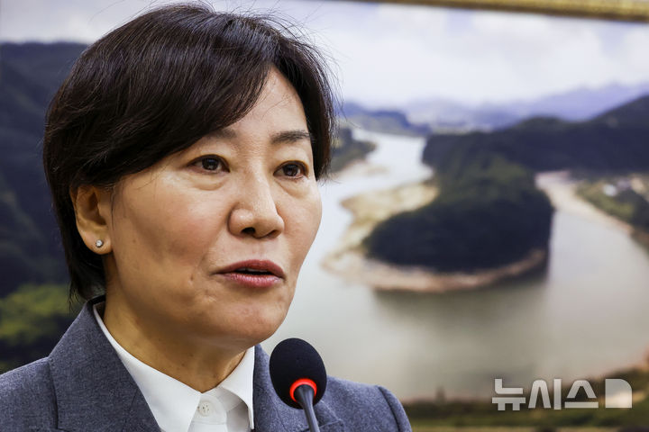 [서울=뉴시스] 정병혁 기자 = 송미령 농림축산식품부 장관이 7일 서울 여의도 국회에서 열린 국회 농림축산식품해양수산위원회의 농림축산식품부 등의 국정감사에서 인사말을 하고 있다. 2026.10.07. jhope@newsis.com