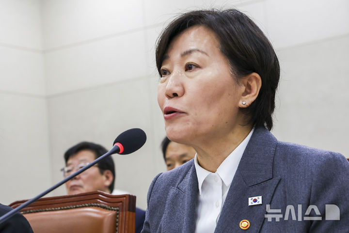 [서울=뉴시스] 정병혁 기자 = 송미령 농림축산식품부 장관이 7일 서울 여의도 국회에서 열린 국회 농림축산식품해양수산위원회의 농림축산식품부 등의 국정감사에서 질문에 답하고 있다. 2026.10.07. jhope@newsis.com
