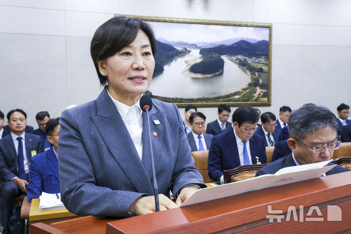 [서울=뉴시스] 정병혁 기자 = 송미령 농림축산식품부 장관이 7일 서울 여의도 국회에서 열린 국회 농림축산식품해양수산위원회의 농림축산식품부 등의 국정감사에서 인사말을 하고 있다. 2026.10.07. jhope@newsis.com