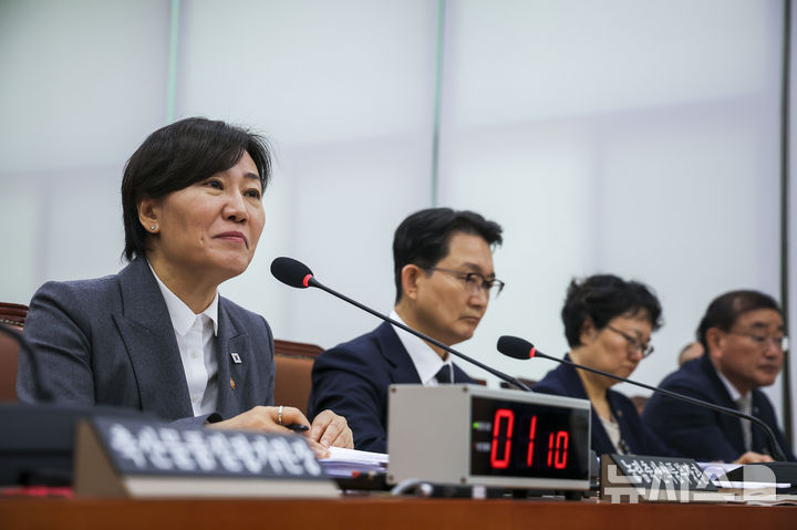[서울=뉴시스] 정병혁 기자 = 송미령 농림축산식품부 장관이 7일 서울 여의도 국회에서 열린 국회 농림축산식품해양수산위원회의 농림축산식품부 등의 국정감사에서 질문에 답하고 있다. 2026.10.07. jhope@newsis.com