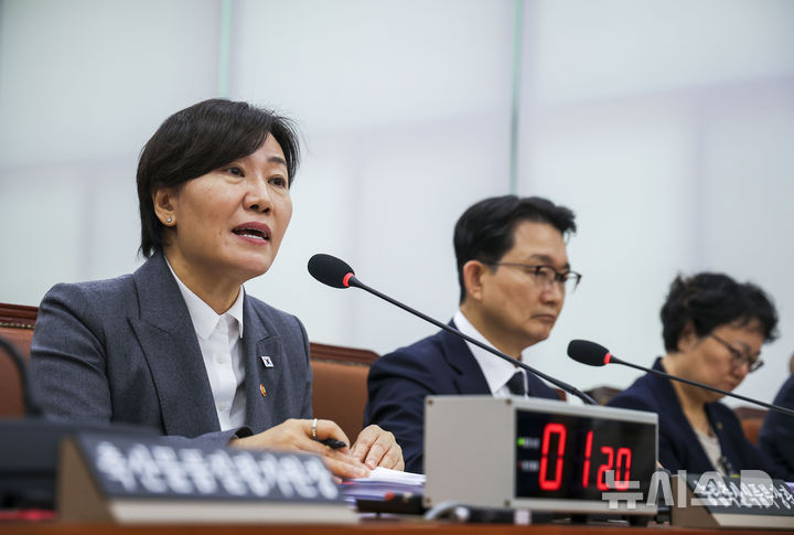 [서울=뉴시스] 정병혁 기자 = 송미령 농림축산식품부 장관이 7일 서울 여의도 국회에서 열린 국회 농림축산식품해양수산위원회의 농림축산식품부 등의 국정감사에서 질문에 답하고 있다. 2026.10.07. jhope@newsis.com