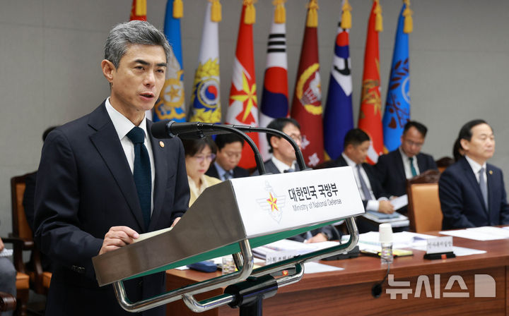 [서울=뉴시스] 국회사진기자단 = 강신철 국방부 장관이 7일 서울 용산구 국방부에서 열린 국회 국방위원회의 국방부에 대한 국정감사에서 업무보고를 하고 있다. 2026.10.07. photo@newsis.com