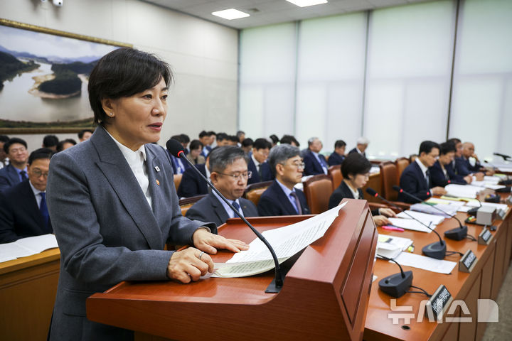 [서울=뉴시스] 정병혁 기자 = 송미령 농림축산식품부 장관이 7일 서울 여의도 국회에서 열린 국회 농림축산식품해양수산위원회의 농림축산식품부 등의 국정감사에서 인사말을 하고 있다. 2026.10.07. jhope@newsis.com