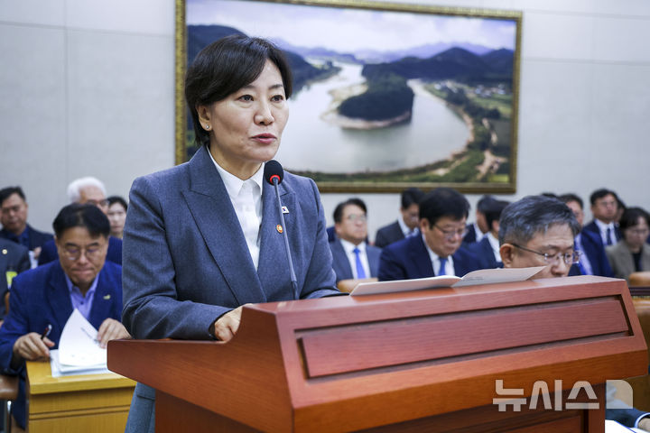 [서울=뉴시스] 정병혁 기자 = 송미령 농림축산식품부 장관이 7일 서울 여의도 국회에서 열린 국회 농림축산식품해양수산위원회의 농림축산식품부 등의 국정감사에서 인사말을 하고 있다. 2026.10.07. jhope@newsis.com