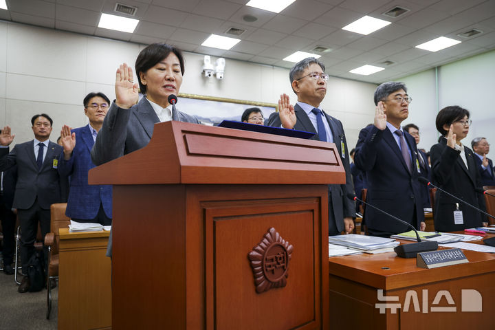 [서울=뉴시스] 정병혁 기자 = 송미령 농림축산식품부 장관이 7일 서울 여의도 국회에서 열린 국회 농림축산식품해양수산위원회의 농림축산식품부 등의 국정감사에서 선서를 하고 있다. 2026.10.07. jhope@newsis.com