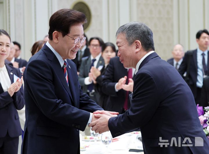 [서울=뉴시스] 김진아 기자 = 이재명 대통령이 7일 청와대 영빈관에서 열린 재일본대한민국민단 창단 80주년 기념 간담회에서 김이중 재일민단 중앙본부 단장과 인사를 하고 있다. 2026.10.07. bluesoda@newsis.com