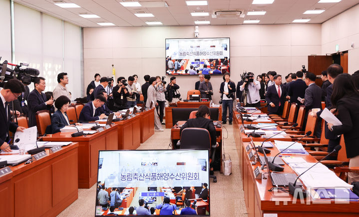 [서울=뉴시스] 최진석 기자 = 7일 여의도 국회에서 열린 농림축산식품해양수산위원회의 농림축산식품부 등 국정감사에서 더불어민주당 의원들이 국민의힘 의원들 자리에 붙은 피켓 관련 항의가 이어지자 여야 간사간의 합의를 위해 감사중지 되고 있다. 2026.10.07. myjs@newsis.com