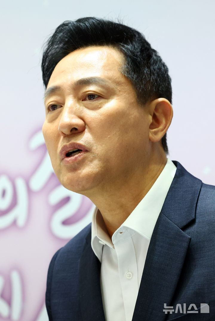 [서울=뉴시스] 전신 기자 = 오세훈 서울시장이 7일 서울 중구 서울시청에서 열린 민선9기 취임 100일 기자간담회에 기자 질문에 답변하고 있다. 2026.10.07. photo1006@newsis.com