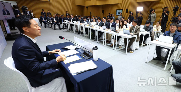 [서울=뉴시스] 전신 기자 = 오세훈 서울시장이 7일 서울 중구 서울시청에서 열린 민선9기 취임 100일 기자간담회에 기자 질문에 답변하고 있다. 2026.10.07. photo1006@newsis.com