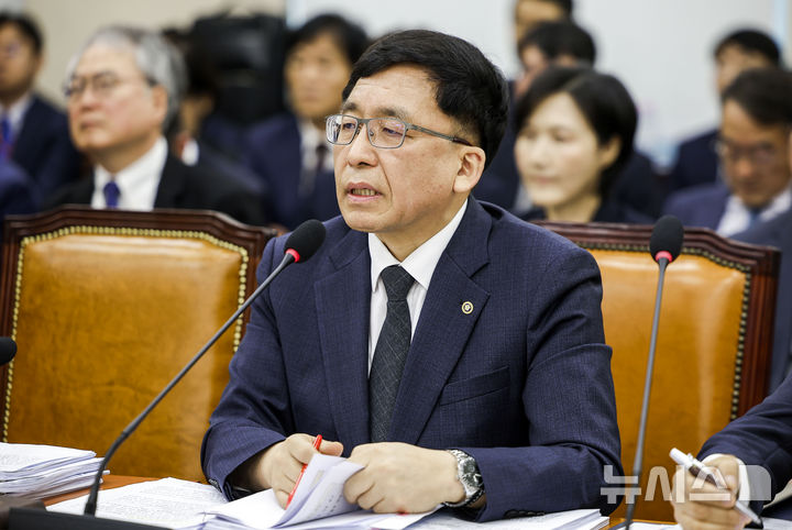 [서울=뉴시스] 정병혁 기자 = 강동완 중앙선거관리위원회 사무총장 직무대리가 7일 서울 여의도 국회에서 열린 행정안전위원회의 중앙선관위 등에 대한 국정감사에서 질문에 답하고 있다. 2026.10.07. jhope@newsis.com
