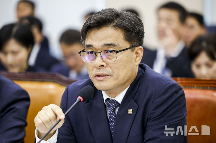 [서울=뉴시스] 정병혁 기자 = 최용철 소방청장이 지난 7일 서울 여의도 국회에서 열린 행정안전위원회의 중앙선관위 등에 대한 국정감사에서 질문에 답하고 있다. 2026.10.07. jhope@newsis.com