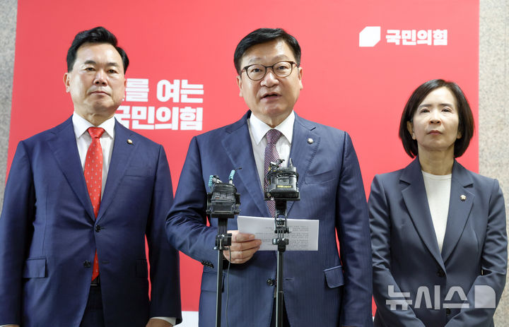[서울=뉴시스] 최진석 기자 = 정점식 국민의힘 원내대표가 7일 여의도 국회에 국정감사 관련 백브리핑을 하고 있다. 2026.10.07. myjs@newsis.com